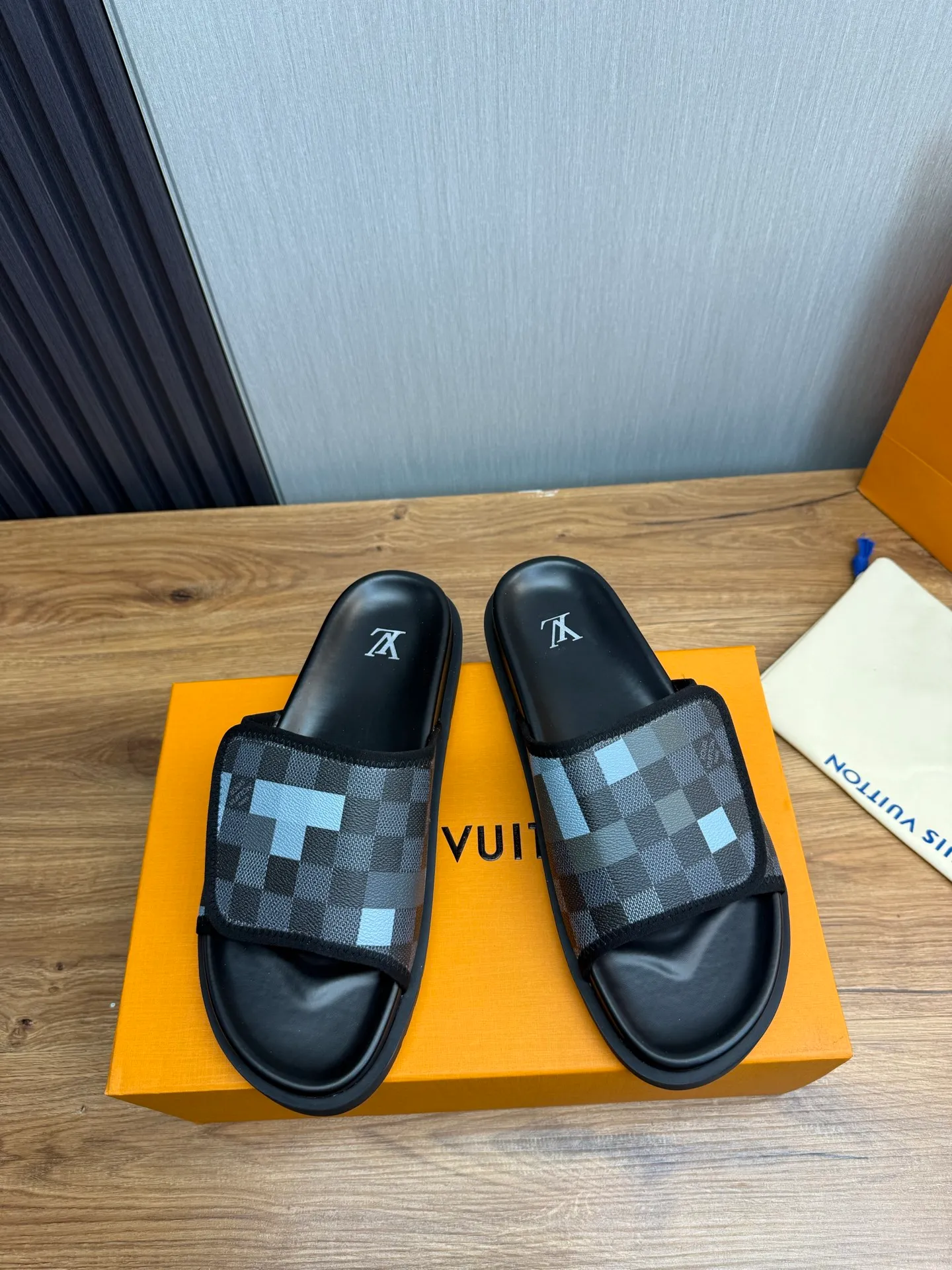 Men's shoes 💰340💰 ▪️LV's popular Little Red Book popular slippers hot sale: 1 shipment✅ Super textured and comfortable slippers, original TPU outsole. Authentic counter box drawer box packaging 🎁Size 38-45